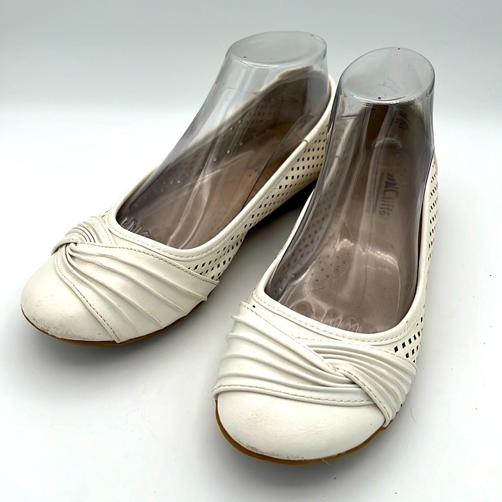 Cliffs by White Mountain Harlyn white laser cut ballet flats size 8.5 M